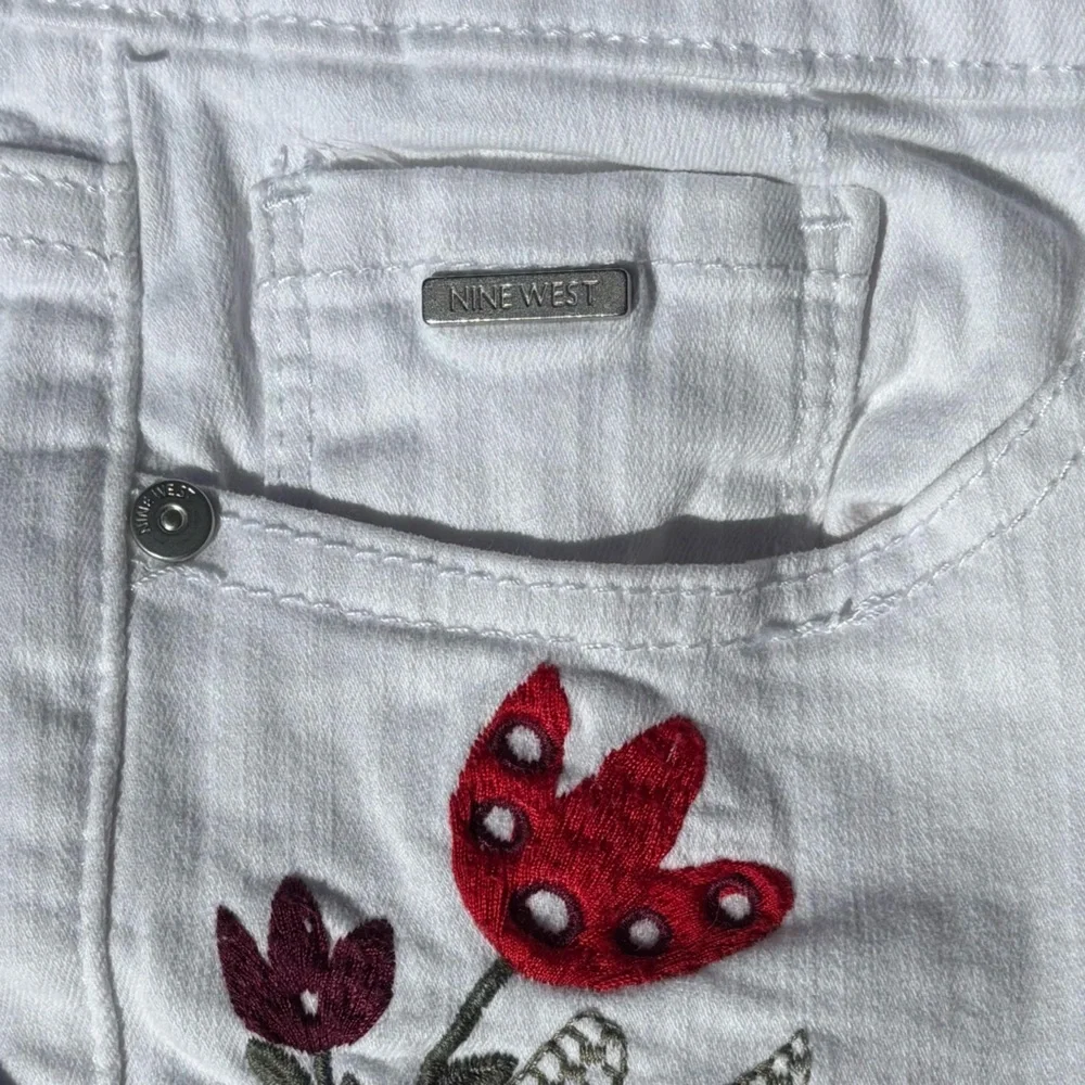 Nine West Jeans White Embroidered Chrystie Capri Women’s Size 14 💥Host Pick💥 - Picture 13 of 15
